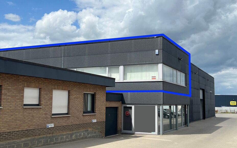 LEEMANS IMMOBILIËN stelt u graag deze multifunctionele kantoorruimte voor, gelegen in de industriezone van Merchtem. Dankzij zijn uitstekende ligging is deze ruimte bijzonder vlot en gemakkelijk bereikbaar, wat een belangrijke troef is voor zowel klanten