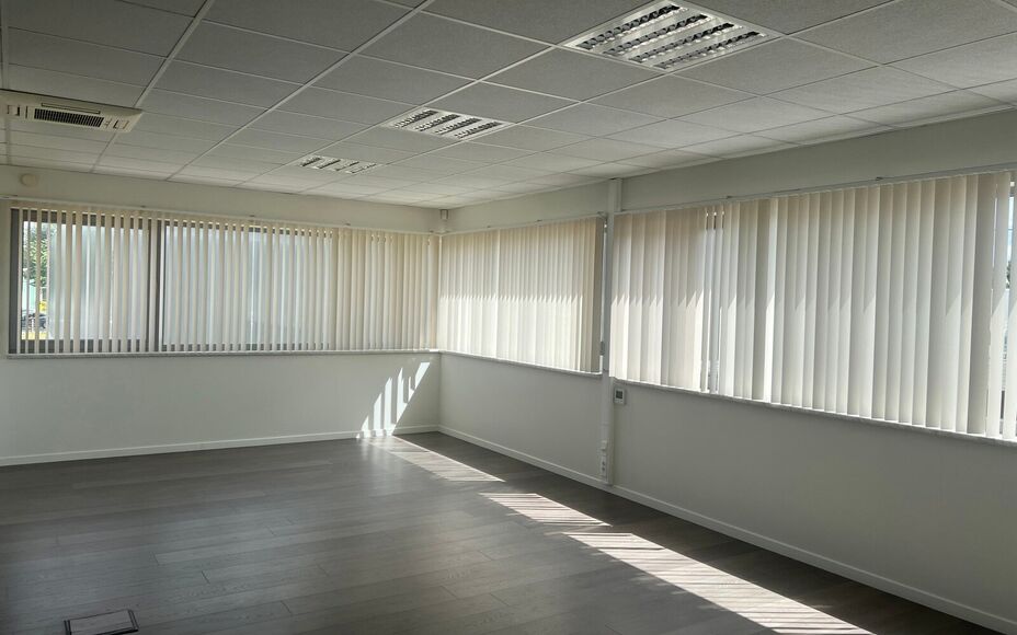 LEEMANS IMMOBILIËN stelt u graag deze multifunctionele kantoorruimte voor, gelegen in de industriezone van Merchtem. Dankzij zijn uitstekende ligging is deze ruimte bijzonder vlot en gemakkelijk bereikbaar, wat een belangrijke troef is voor zowel klanten