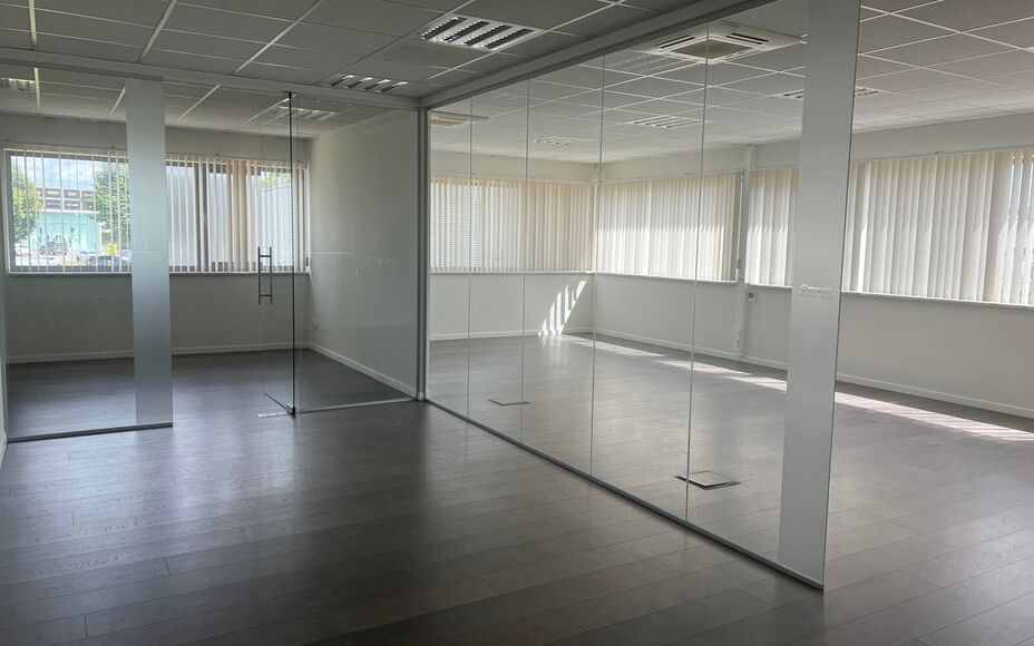 LEEMANS IMMOBILIËN stelt u graag deze multifunctionele kantoorruimte voor, gelegen in de industriezone van Merchtem. Dankzij zijn uitstekende ligging is deze ruimte bijzonder vlot en gemakkelijk bereikbaar, wat een belangrijke troef is voor zowel klanten