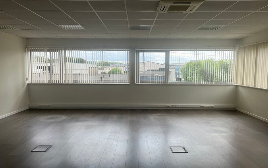 LEEMANS IMMOBILIËN stelt u graag deze multifunctionele kantoorruimte voor, gelegen in de industriezone van Merchtem. Dankzij zijn uitstekende ligging is deze ruimte bijzonder vlot en gemakkelijk bereikbaar, wat een belangrijke troef is voor zowel klanten
