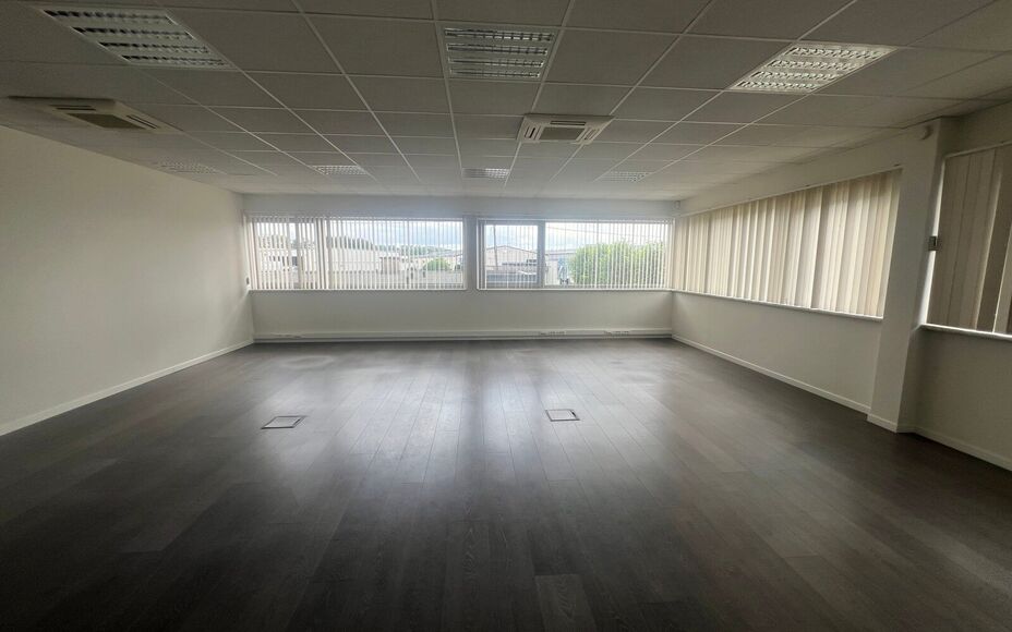 LEEMANS IMMOBILIËN stelt u graag deze multifunctionele kantoorruimte voor, gelegen in de industriezone van Merchtem. Dankzij zijn uitstekende ligging is deze ruimte bijzonder vlot en gemakkelijk bereikbaar, wat een belangrijke troef is voor zowel klanten