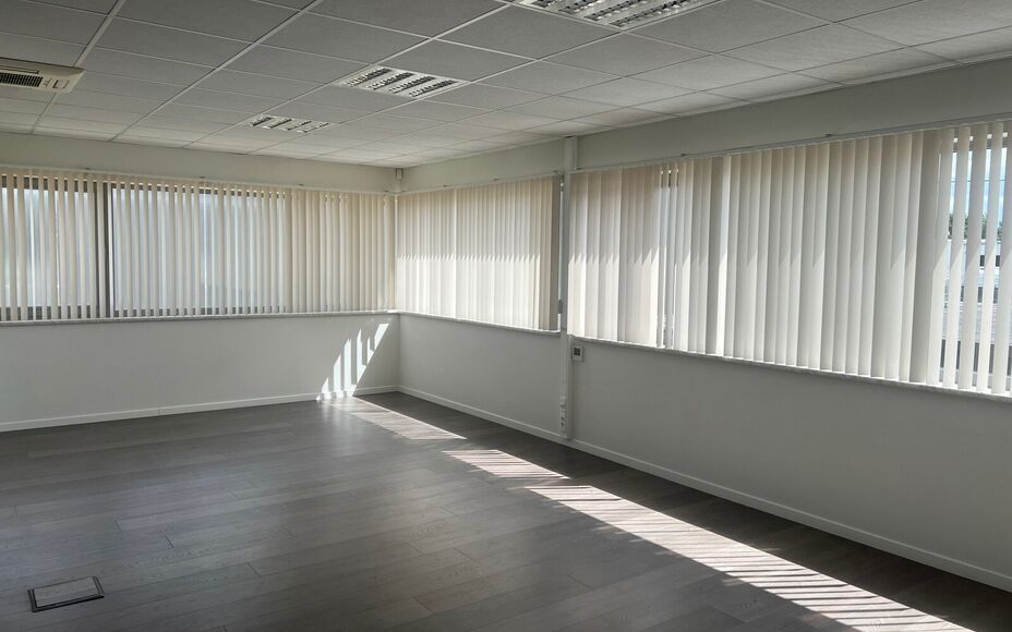 LEEMANS IMMOBILIËN stelt u graag deze multifunctionele kantoorruimte voor, gelegen in de industriezone van Merchtem. Dankzij zijn uitstekende ligging is deze ruimte bijzonder vlot en gemakkelijk bereikbaar, wat een belangrijke troef is voor zowel klanten