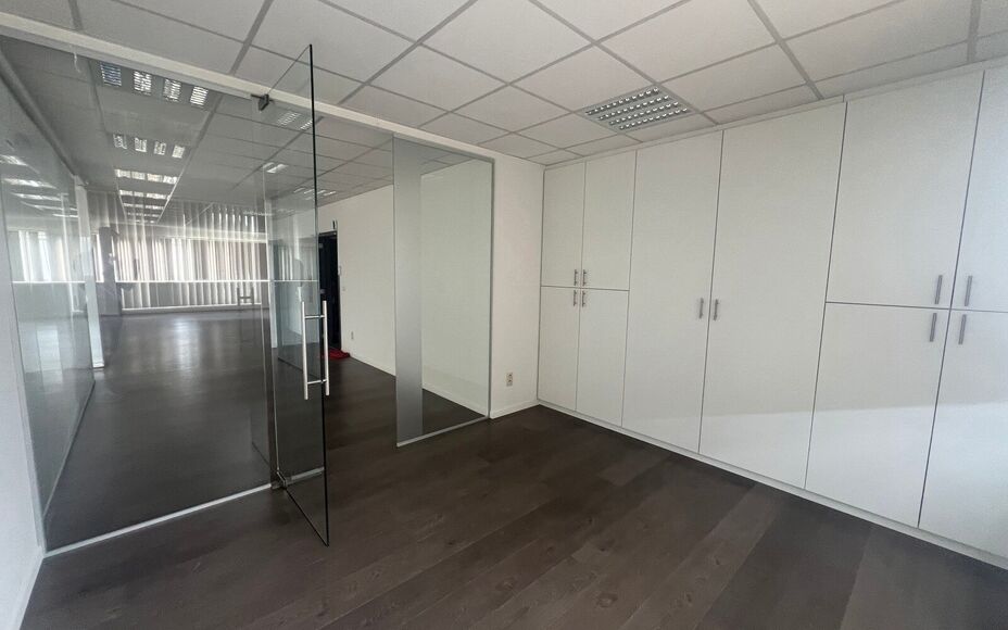 LEEMANS IMMOBILIËN stelt u graag deze multifunctionele kantoorruimte voor, gelegen in de industriezone van Merchtem. Dankzij zijn uitstekende ligging is deze ruimte bijzonder vlot en gemakkelijk bereikbaar, wat een belangrijke troef is voor zowel klanten