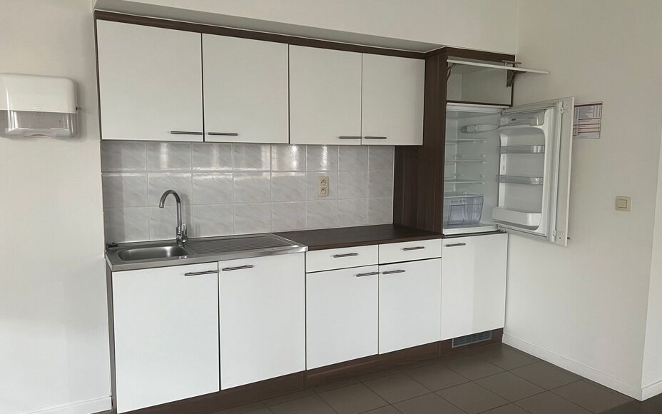 LEEMANS IMMOBILIËN stelt u graag deze multifunctionele kantoorruimte voor, gelegen in de industriezone van Merchtem. Dankzij zijn uitstekende ligging is deze ruimte bijzonder vlot en gemakkelijk bereikbaar, wat een belangrijke troef is voor zowel klanten