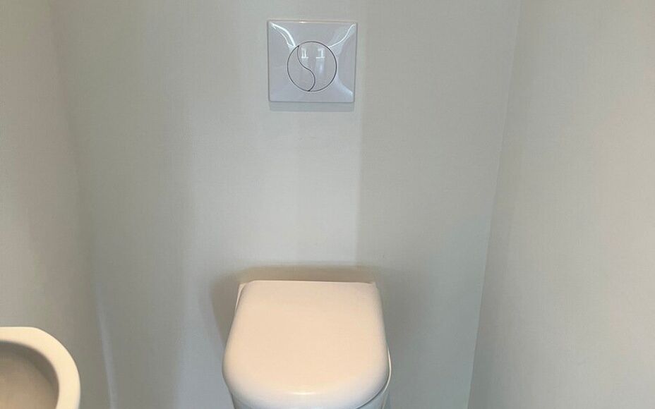 LEEMANS IMMOBILIËN stelt u graag deze multifunctionele kantoorruimte voor, gelegen in de industriezone van Merchtem. Dankzij zijn uitstekende ligging is deze ruimte bijzonder vlot en gemakkelijk bereikbaar, wat een belangrijke troef is voor zowel klanten