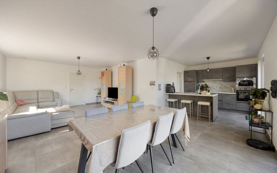 Leemans Immobiliën vous propose cette maison exceptionnellement spacieuse et écoénergétique, idéalement située dans un quartier prisé de Merchtem. Cette maison familiale, prête à emménager, allie confort, espace et excellente accessibilité. L'e