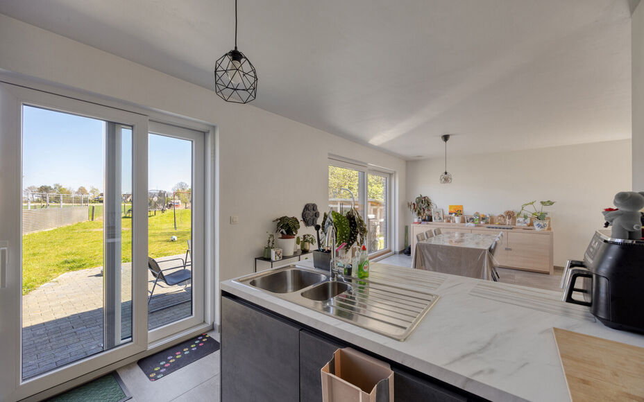 Leemans Immobiliën vous propose cette maison exceptionnellement spacieuse et écoénergétique, idéalement située dans un quartier prisé de Merchtem. Cette maison familiale, prête à emménager, allie confort, espace et excellente accessibilité. L'e