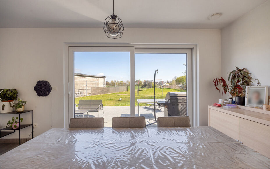 Leemans Immobiliën vous propose cette maison exceptionnellement spacieuse et écoénergétique, idéalement située dans un quartier prisé de Merchtem. Cette maison familiale, prête à emménager, allie confort, espace et excellente accessibilité. L'e