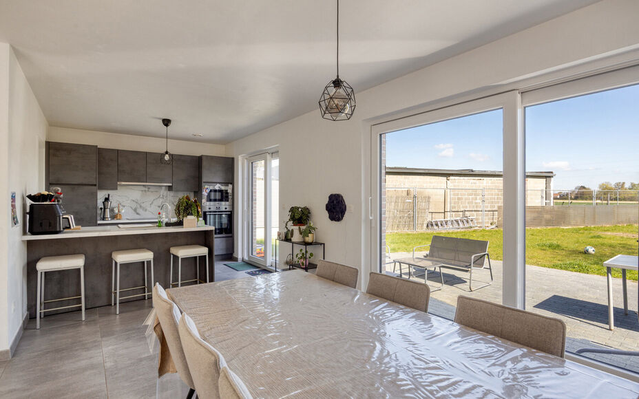 Leemans Immobiliën vous propose cette maison exceptionnellement spacieuse et écoénergétique, idéalement située dans un quartier prisé de Merchtem. Cette maison familiale, prête à emménager, allie confort, espace et excellente accessibilité. L'e