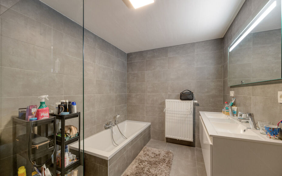 Leemans Immobiliën vous propose cette maison exceptionnellement spacieuse et écoénergétique, idéalement située dans un quartier prisé de Merchtem. Cette maison familiale, prête à emménager, allie confort, espace et excellente accessibilité. L'e