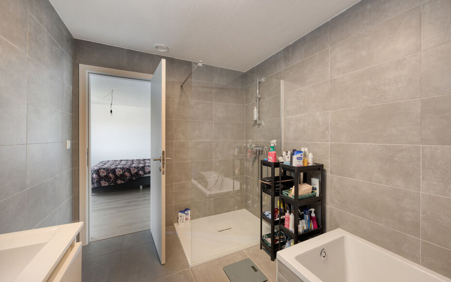 Leemans Immobiliën vous propose cette maison exceptionnellement spacieuse et écoénergétique, idéalement située dans un quartier prisé de Merchtem. Cette maison familiale, prête à emménager, allie confort, espace et excellente accessibilité. L'e