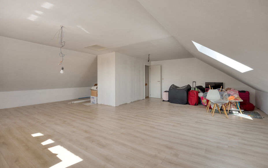 Leemans Immobiliën vous propose cette maison exceptionnellement spacieuse et écoénergétique, idéalement située dans un quartier prisé de Merchtem. Cette maison familiale, prête à emménager, allie confort, espace et excellente accessibilité. L'e