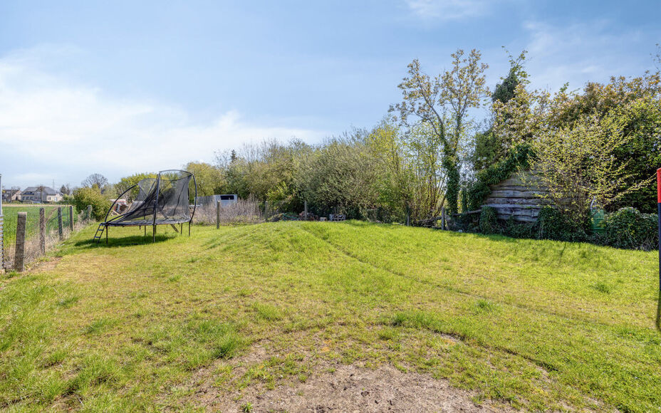 Leemans Immobiliën vous propose cette maison exceptionnellement spacieuse et écoénergétique, idéalement située dans un quartier prisé de Merchtem. Cette maison familiale, prête à emménager, allie confort, espace et excellente accessibilité. L'e