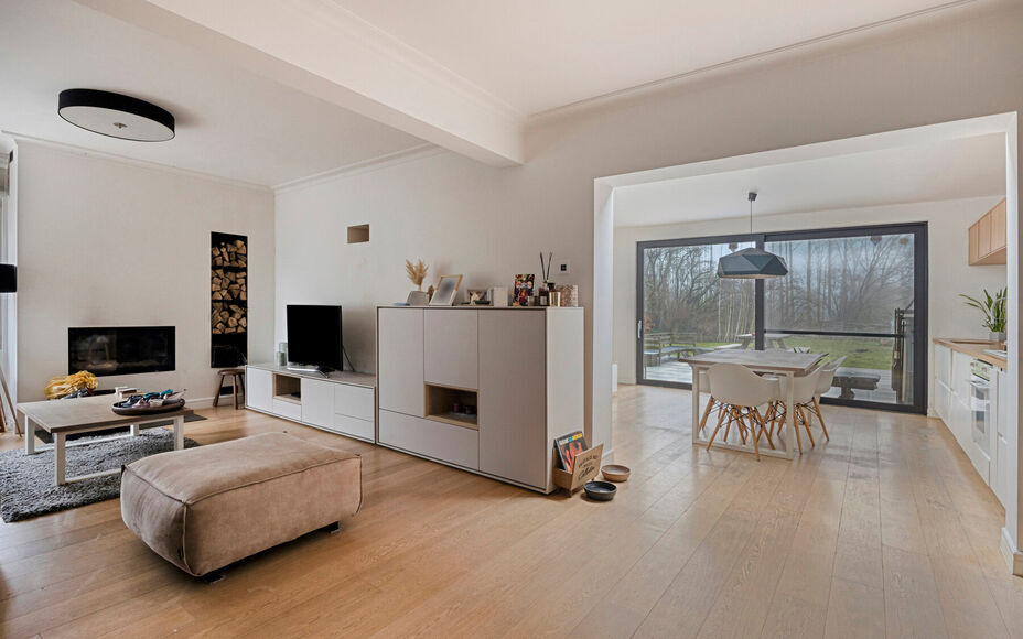 Leemans Immobiliën vous présente cette maison mitoyenne magnifiquement rénovée et particulièrement chaleureuse, située au cœur de Merchtem. Grâce à son emplacement idéal, commerces, transports en commun, écoles, installations sportives et piste