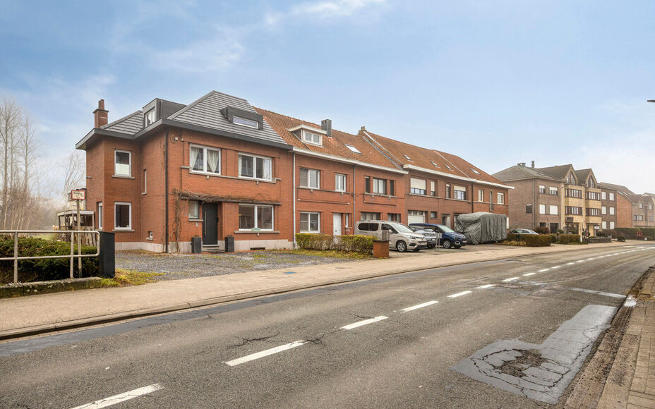 Leemans Immobiliën vous présente cette maison mitoyenne magnifiquement rénovée et particulièrement chaleureuse, située au cœur de Merchtem. Grâce à son emplacement idéal, commerces, transports en commun, écoles, installations sportives et piste