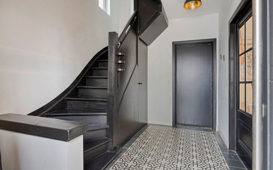 Leemans Immobiliën vous présente cette maison mitoyenne magnifiquement rénovée et particulièrement chaleureuse, située au cœur de Merchtem. Grâce à son emplacement idéal, commerces, transports en commun, écoles, installations sportives et piste