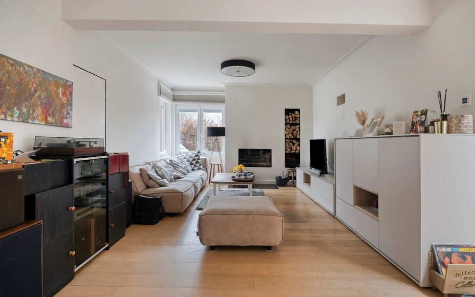 Leemans Immobiliën vous présente cette maison mitoyenne magnifiquement rénovée et particulièrement chaleureuse, située au cœur de Merchtem. Grâce à son emplacement idéal, commerces, transports en commun, écoles, installations sportives et piste