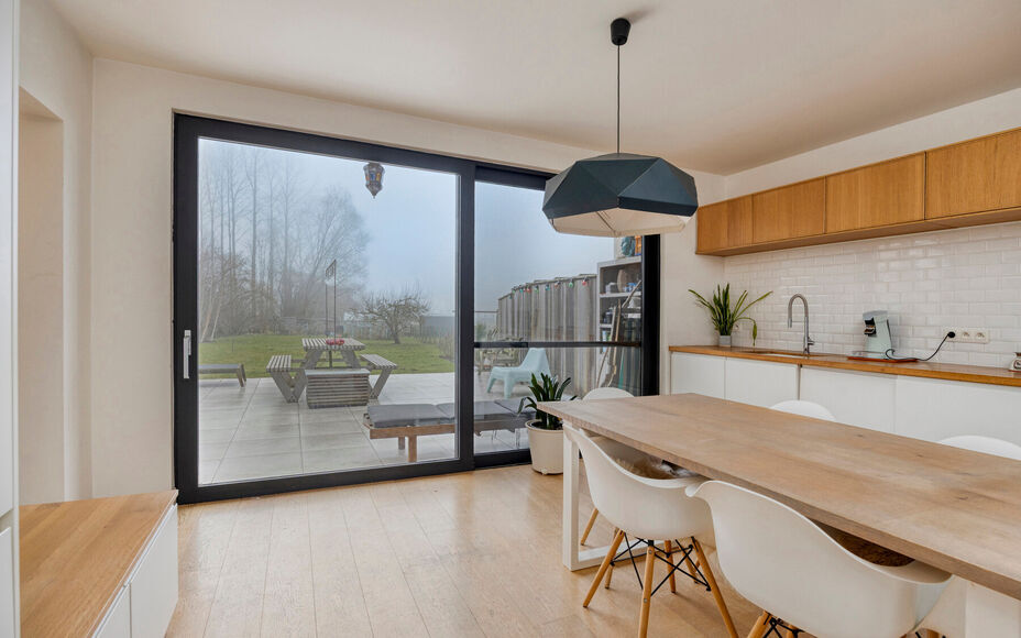Leemans Immobiliën vous présente cette maison mitoyenne magnifiquement rénovée et particulièrement chaleureuse, située au cœur de Merchtem. Grâce à son emplacement idéal, commerces, transports en commun, écoles, installations sportives et piste