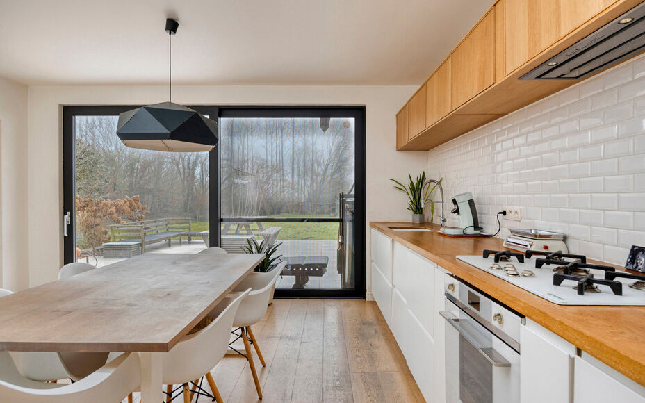Leemans Immobiliën vous présente cette maison mitoyenne magnifiquement rénovée et particulièrement chaleureuse, située au cœur de Merchtem. Grâce à son emplacement idéal, commerces, transports en commun, écoles, installations sportives et piste