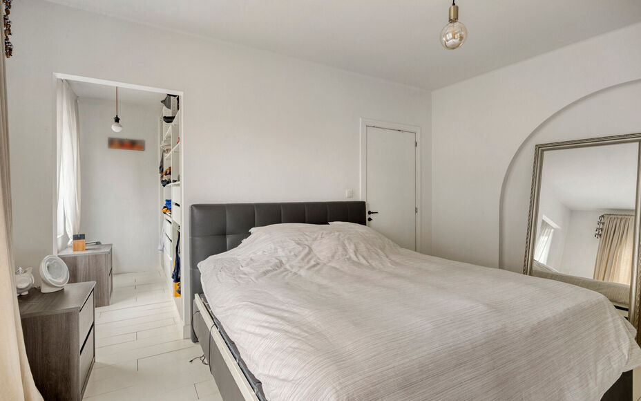 Leemans Immobiliën vous présente cette maison mitoyenne magnifiquement rénovée et particulièrement chaleureuse, située au cœur de Merchtem. Grâce à son emplacement idéal, commerces, transports en commun, écoles, installations sportives et piste