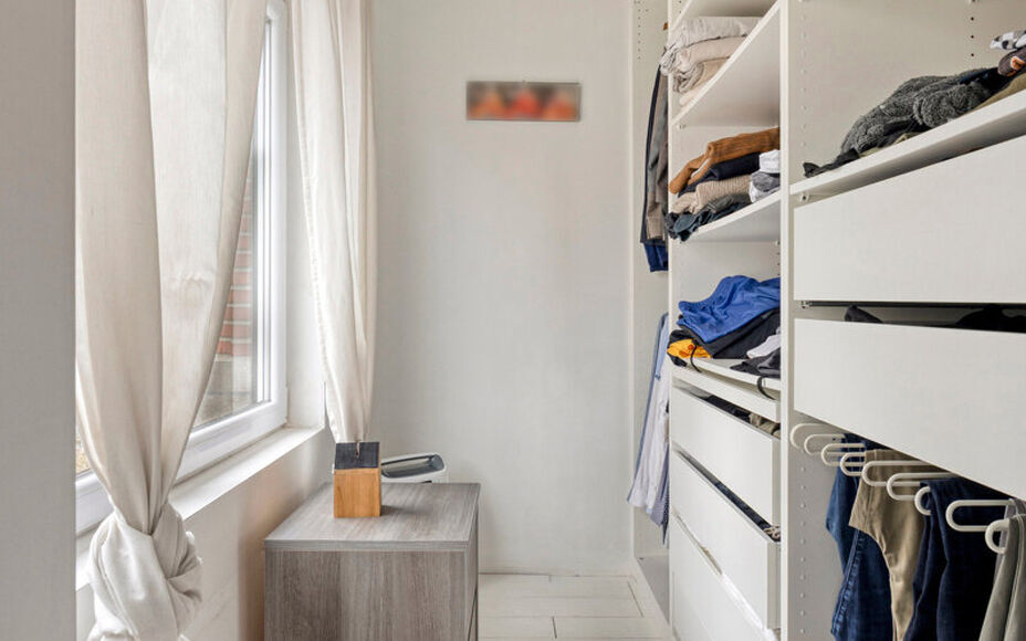 Leemans Immobiliën vous présente cette maison mitoyenne magnifiquement rénovée et particulièrement chaleureuse, située au cœur de Merchtem. Grâce à son emplacement idéal, commerces, transports en commun, écoles, installations sportives et piste