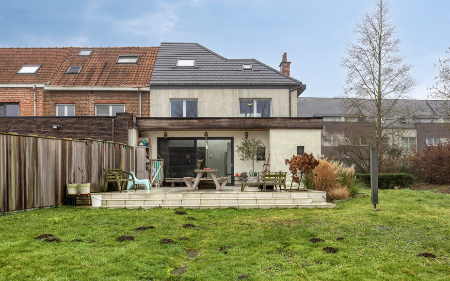 Leemans Immobiliën vous présente cette maison mitoyenne magnifiquement rénovée et particulièrement chaleureuse, située au cœur de Merchtem. Grâce à son emplacement idéal, commerces, transports en commun, écoles, installations sportives et piste