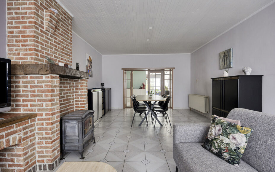 LEEMANS IMMOBILIËN vous propose cette maison familiale prête à l'emploi, idéalement située dans le beau centre de Moorsel près de la Leirekensroute.

Aménagement rez-de-chaussée : hall d'entrée/escalier spacieux, séjour lumineux, salle de bains 