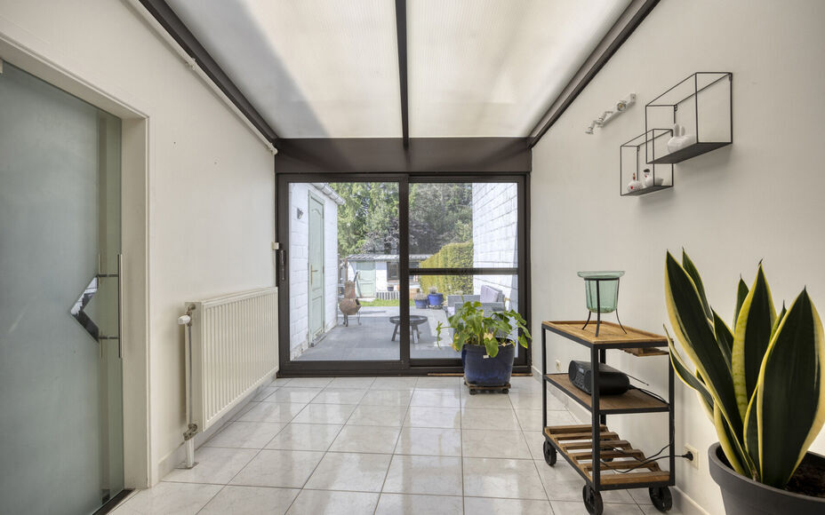 LEEMANS IMMOBILIËN vous propose cette maison familiale prête à l'emploi, idéalement située dans le beau centre de Moorsel près de la Leirekensroute.

Aménagement rez-de-chaussée : hall d'entrée/escalier spacieux, séjour lumineux, salle de bains 
