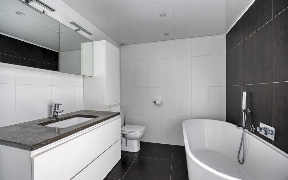 LEEMANS IMMOBILIËN vous propose cette maison familiale prête à l'emploi, idéalement située dans le beau centre de Moorsel près de la Leirekensroute.

Aménagement rez-de-chaussée : hall d'entrée/escalier spacieux, séjour lumineux, salle de bains 