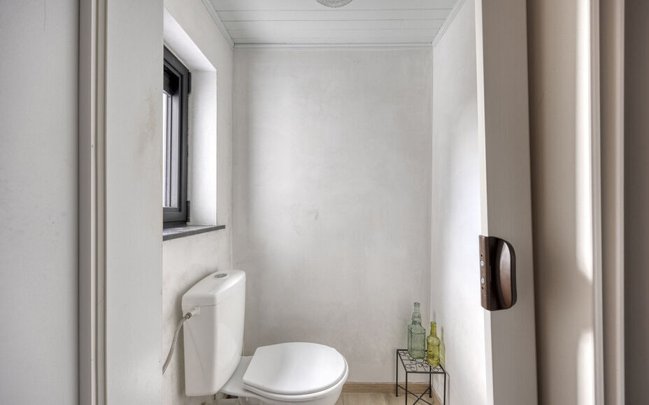 LEEMANS IMMOBILIËN vous propose cette maison familiale prête à l'emploi, idéalement située dans le beau centre de Moorsel près de la Leirekensroute.

Aménagement rez-de-chaussée : hall d'entrée/escalier spacieux, séjour lumineux, salle de bains 