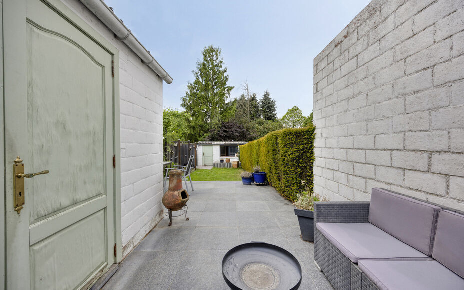 LEEMANS IMMOBILIËN vous propose cette maison familiale prête à l'emploi, idéalement située dans le beau centre de Moorsel près de la Leirekensroute.

Aménagement rez-de-chaussée : hall d'entrée/escalier spacieux, séjour lumineux, salle de bains 