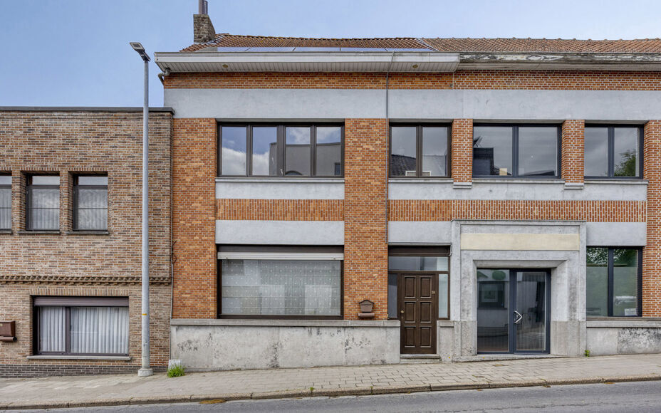LEEMANS IMMOBILIËN vous propose cette maison familiale prête à l'emploi, idéalement située dans le beau centre de Moorsel près de la Leirekensroute.

Aménagement rez-de-chaussée : hall d'entrée/escalier spacieux, séjour lumineux, salle de bains 