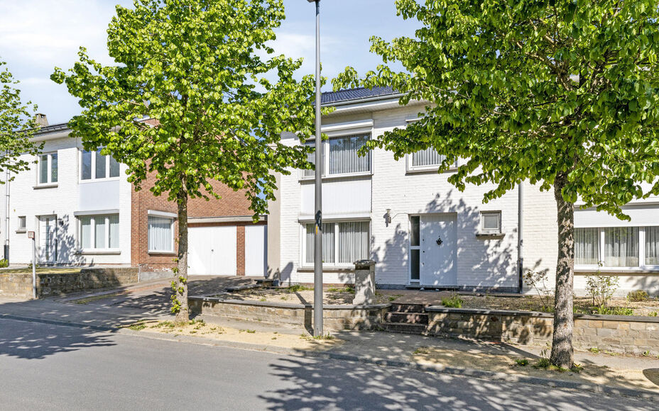 Maison familiale confortable avec jardin et terrasse au coeur d'Asse
Leemans Immobiliën vous présente cette maison bien entretenue, idéalement située dans le centre animé d'Asse. Grâce à sa situation centrale, toutes les commodités sont accessible