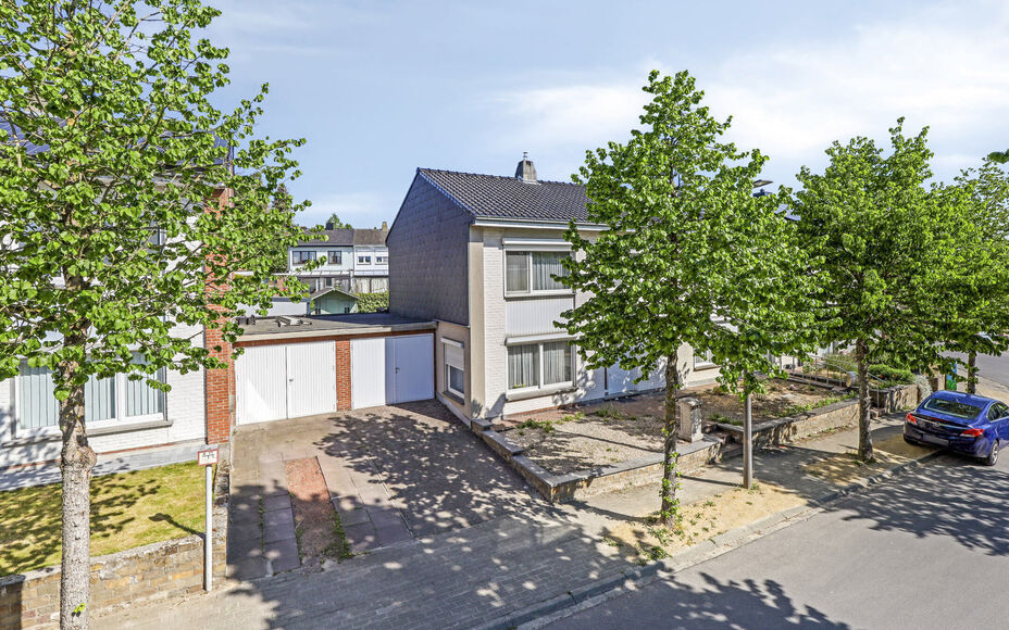 Maison familiale confortable avec jardin et terrasse au coeur d'Asse
Leemans Immobiliën vous présente cette maison bien entretenue, idéalement située dans le centre animé d'Asse. Grâce à sa situation centrale, toutes les commodités sont accessible