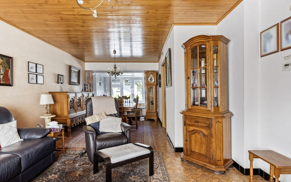 Maison familiale confortable avec jardin et terrasse au coeur d'Asse
Leemans Immobiliën vous présente cette maison bien entretenue, idéalement située dans le centre animé d'Asse. Grâce à sa situation centrale, toutes les commodités sont accessible