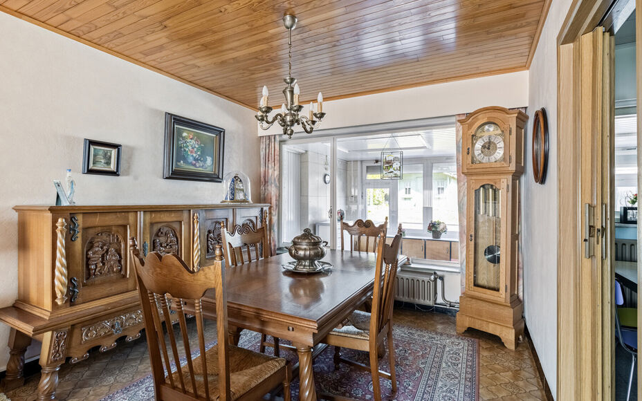 Maison familiale confortable avec jardin et terrasse au coeur d'Asse
Leemans Immobiliën vous présente cette maison bien entretenue, idéalement située dans le centre animé d'Asse. Grâce à sa situation centrale, toutes les commodités sont accessible