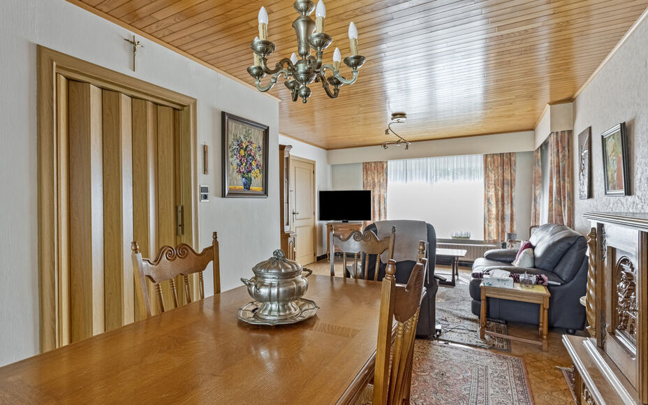 Maison familiale confortable avec jardin et terrasse au coeur d'Asse
Leemans Immobiliën vous présente cette maison bien entretenue, idéalement située dans le centre animé d'Asse. Grâce à sa situation centrale, toutes les commodités sont accessible