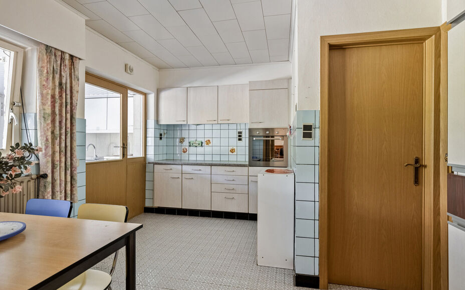 Maison familiale confortable avec jardin et terrasse au coeur d'Asse
Leemans Immobiliën vous présente cette maison bien entretenue, idéalement située dans le centre animé d'Asse. Grâce à sa situation centrale, toutes les commodités sont accessible