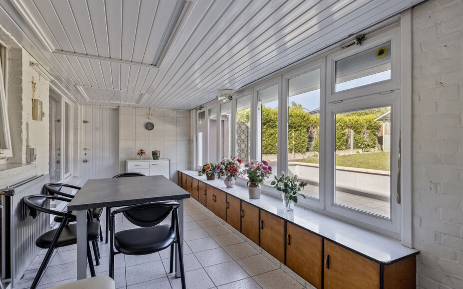 Maison familiale confortable avec jardin et terrasse au coeur d'Asse
Leemans Immobiliën vous présente cette maison bien entretenue, idéalement située dans le centre animé d'Asse. Grâce à sa situation centrale, toutes les commodités sont accessible