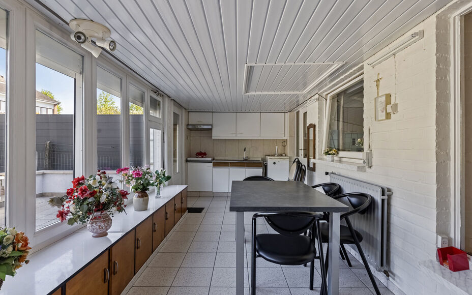 Maison familiale confortable avec jardin et terrasse au coeur d'Asse
Leemans Immobiliën vous présente cette maison bien entretenue, idéalement située dans le centre animé d'Asse. Grâce à sa situation centrale, toutes les commodités sont accessible