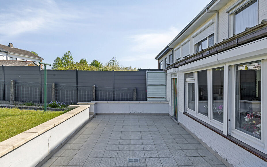 Maison familiale confortable avec jardin et terrasse au coeur d'Asse
Leemans Immobiliën vous présente cette maison bien entretenue, idéalement située dans le centre animé d'Asse. Grâce à sa situation centrale, toutes les commodités sont accessible