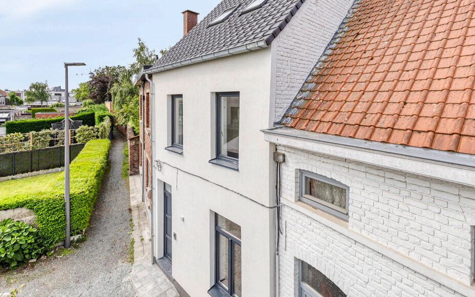 LEEMANS IMMOBILIËN présente cette maison entièrement rénovée et prête à l'emploi. Avec une situation extrêmement calme, tout en étant proche de toutes les facilités du centre d'Asse. 

La maison se compose comme suit.

Le rez-de-chaussée compre