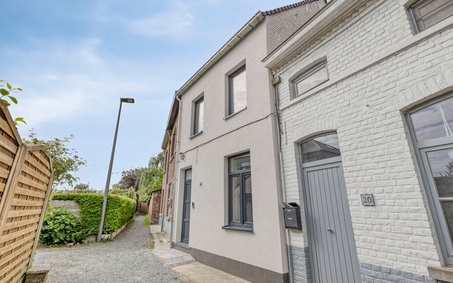 LEEMANS IMMOBILIËN présente cette maison entièrement rénovée et prête à l'emploi. Avec une situation extrêmement calme, tout en étant proche de toutes les facilités du centre d'Asse. 

La maison se compose comme suit.

Le rez-de-chaussée compre