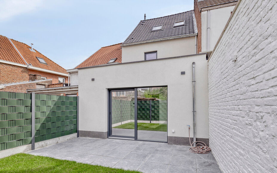 LEEMANS IMMOBILIËN présente cette maison entièrement rénovée et prête à l'emploi. Avec une situation extrêmement calme, tout en étant proche de toutes les facilités du centre d'Asse. 

La maison se compose comme suit.

Le rez-de-chaussée compre