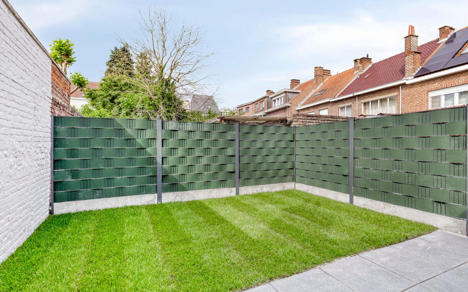 LEEMANS IMMOBILIËN présente cette maison entièrement rénovée et prête à l'emploi. Avec une situation extrêmement calme, tout en étant proche de toutes les facilités du centre d'Asse. 

La maison se compose comme suit.

Le rez-de-chaussée compre