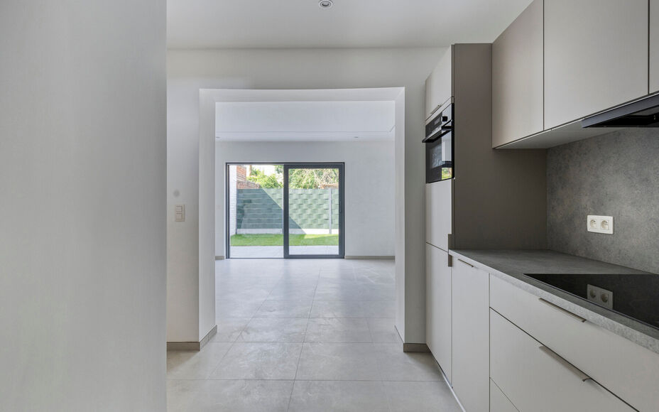 LEEMANS IMMOBILIËN présente cette maison entièrement rénovée et prête à l'emploi. Avec une situation extrêmement calme, tout en étant proche de toutes les facilités du centre d'Asse. 

La maison se compose comme suit.

Le rez-de-chaussée compre
