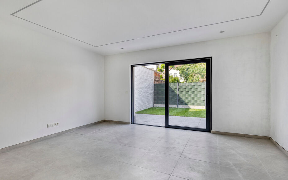 LEEMANS IMMOBILIËN présente cette maison entièrement rénovée et prête à l'emploi. Avec une situation extrêmement calme, tout en étant proche de toutes les facilités du centre d'Asse. 

La maison se compose comme suit.

Le rez-de-chaussée compre