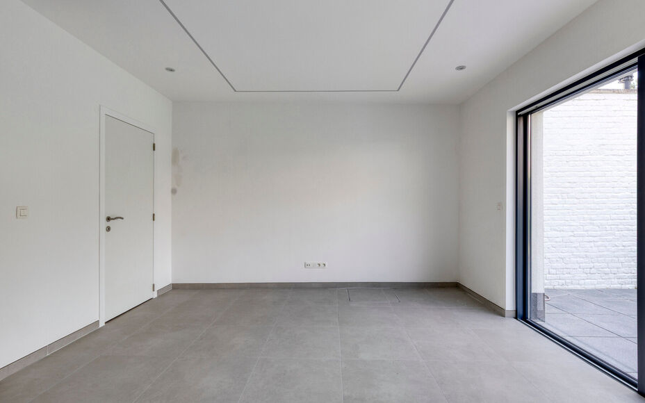 LEEMANS IMMOBILIËN présente cette maison entièrement rénovée et prête à l'emploi. Avec une situation extrêmement calme, tout en étant proche de toutes les facilités du centre d'Asse. 

La maison se compose comme suit.

Le rez-de-chaussée compre