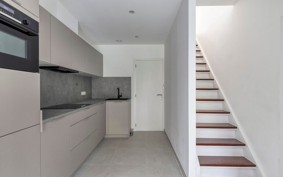 LEEMANS IMMOBILIËN présente cette maison entièrement rénovée et prête à l'emploi. Avec une situation extrêmement calme, tout en étant proche de toutes les facilités du centre d'Asse. 

La maison se compose comme suit.

Le rez-de-chaussée compre