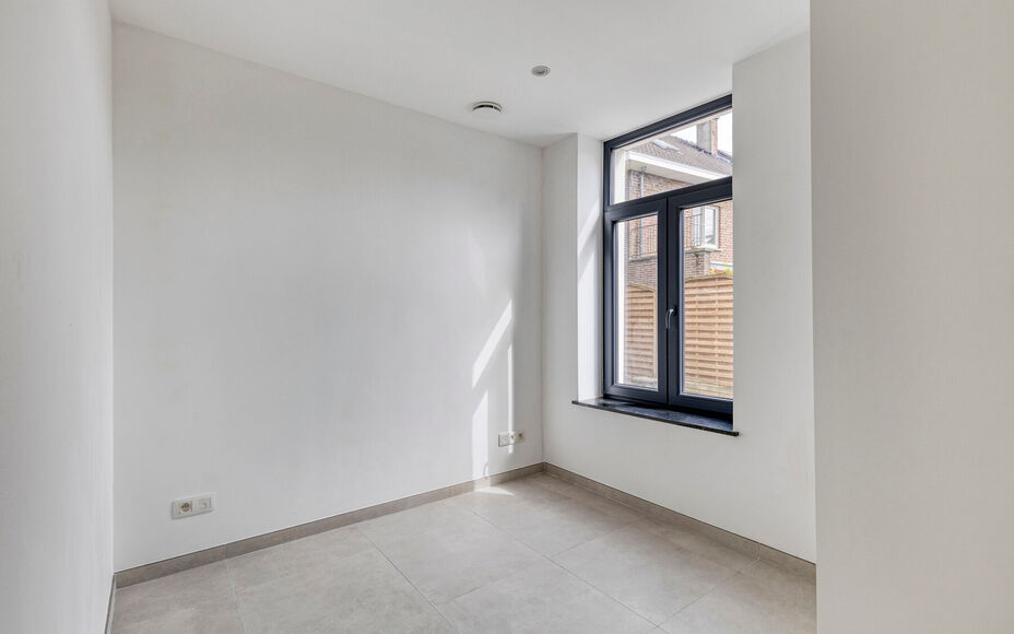 LEEMANS IMMOBILIËN présente cette maison entièrement rénovée et prête à l'emploi. Avec une situation extrêmement calme, tout en étant proche de toutes les facilités du centre d'Asse. 

La maison se compose comme suit.

Le rez-de-chaussée compre